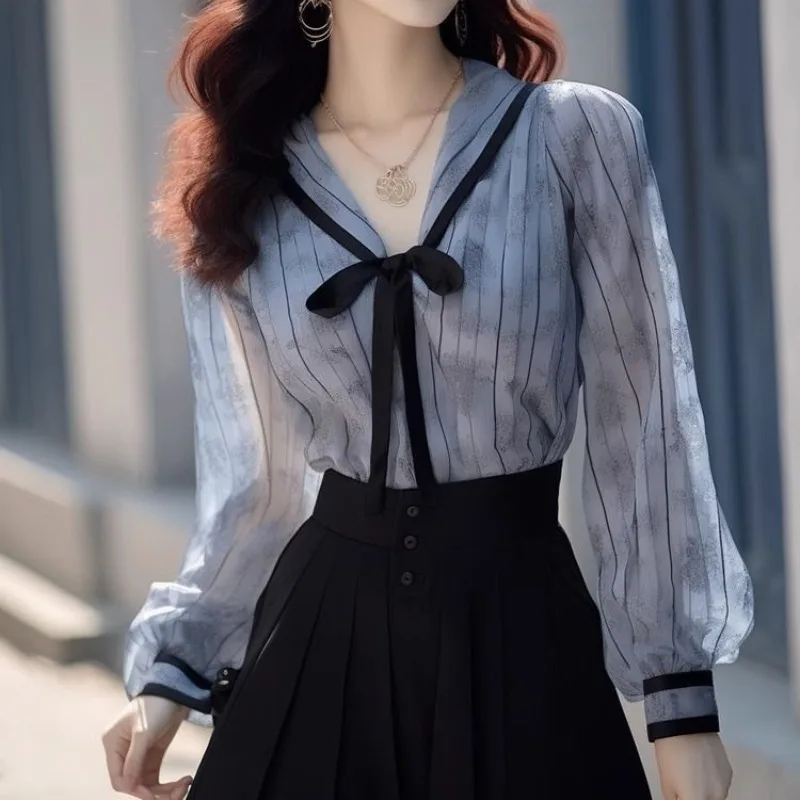 Женская блузка в полоску с отложным воротником длинным рукавом