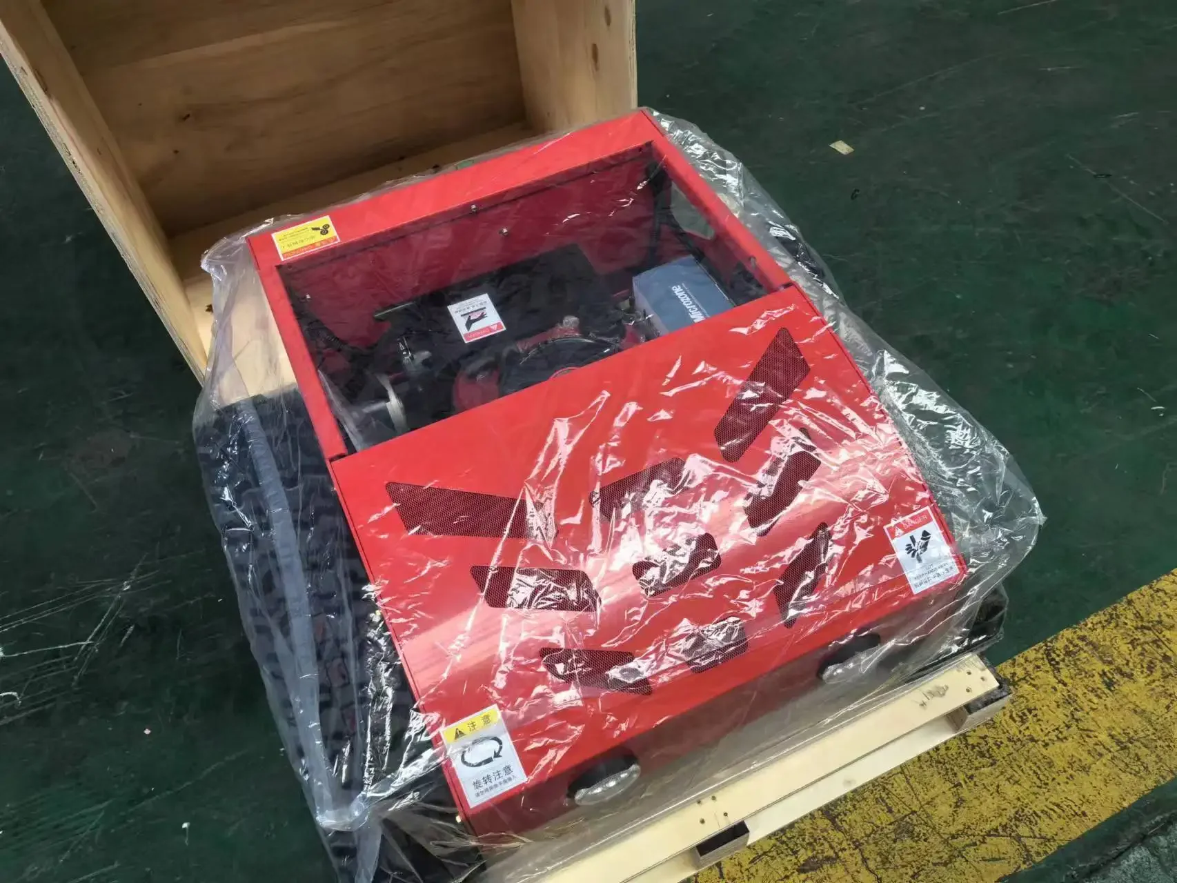 Бензиновая газонокосилка с дистанционным управлением гусеничная вездеходная