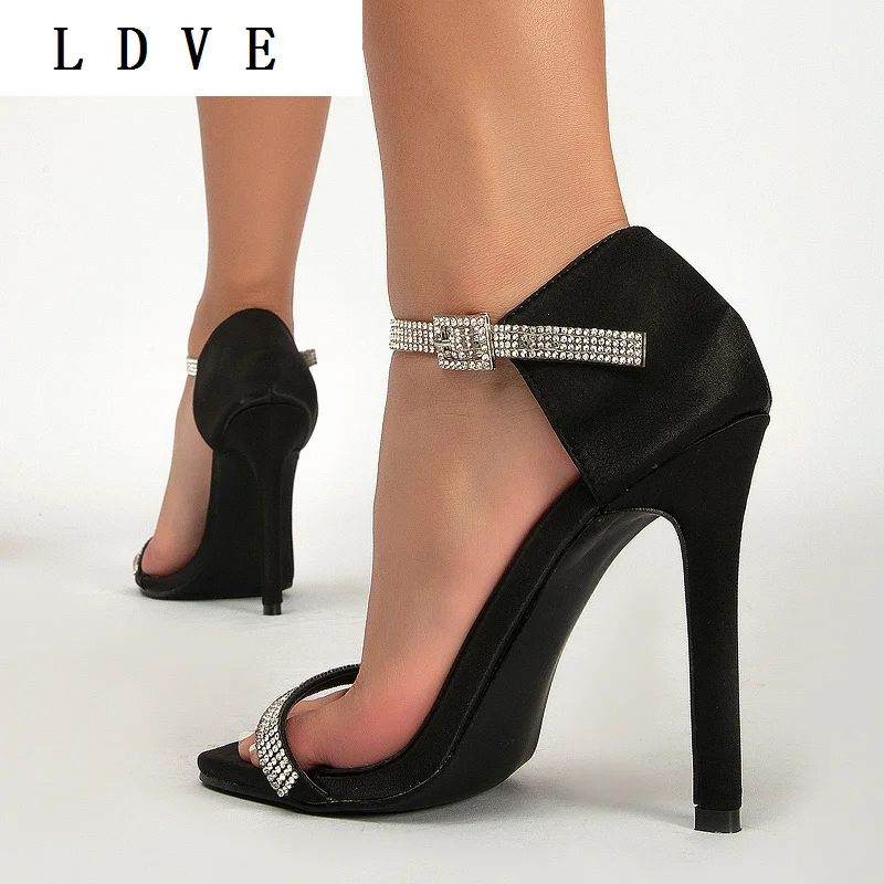 

Элегантные шелковые сандалии с квадратным открытым носком, украшенные кристаллами и ремешком с пряжкой, женские праздничные сандалии на то...