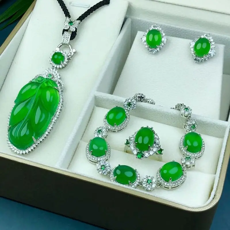 

Женский ювелирный комплект из колье, серёг, браслета и кольца