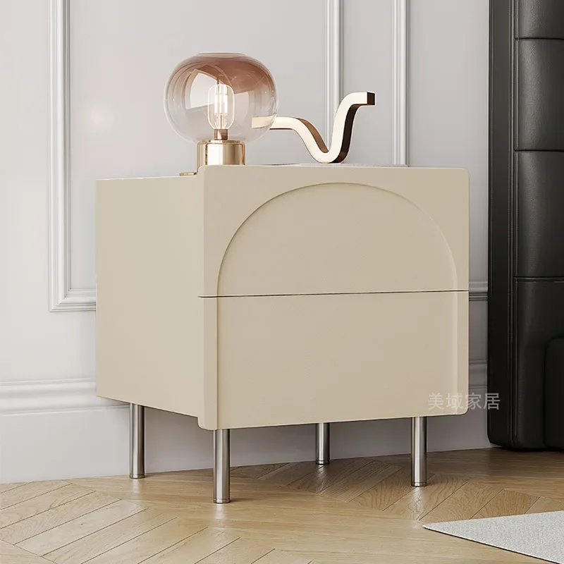 Маленький столик книжный шкаф прикроватная тумбочка узкая боковая кровать