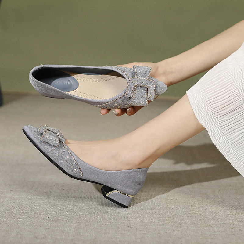 

Базовая шелковая ткань из искусственной кожи на низком каблуке