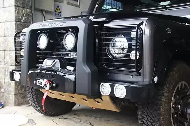 Передний бампер для Land Rover Defender можно поставить лебедку.