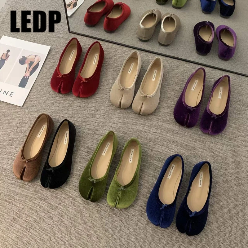 

Autumn Winter Split Toe Moccasins Slip on Round Toe Flats Shoes Women Velvet Fashion Soft Office Lady Loafers New Single Shoes