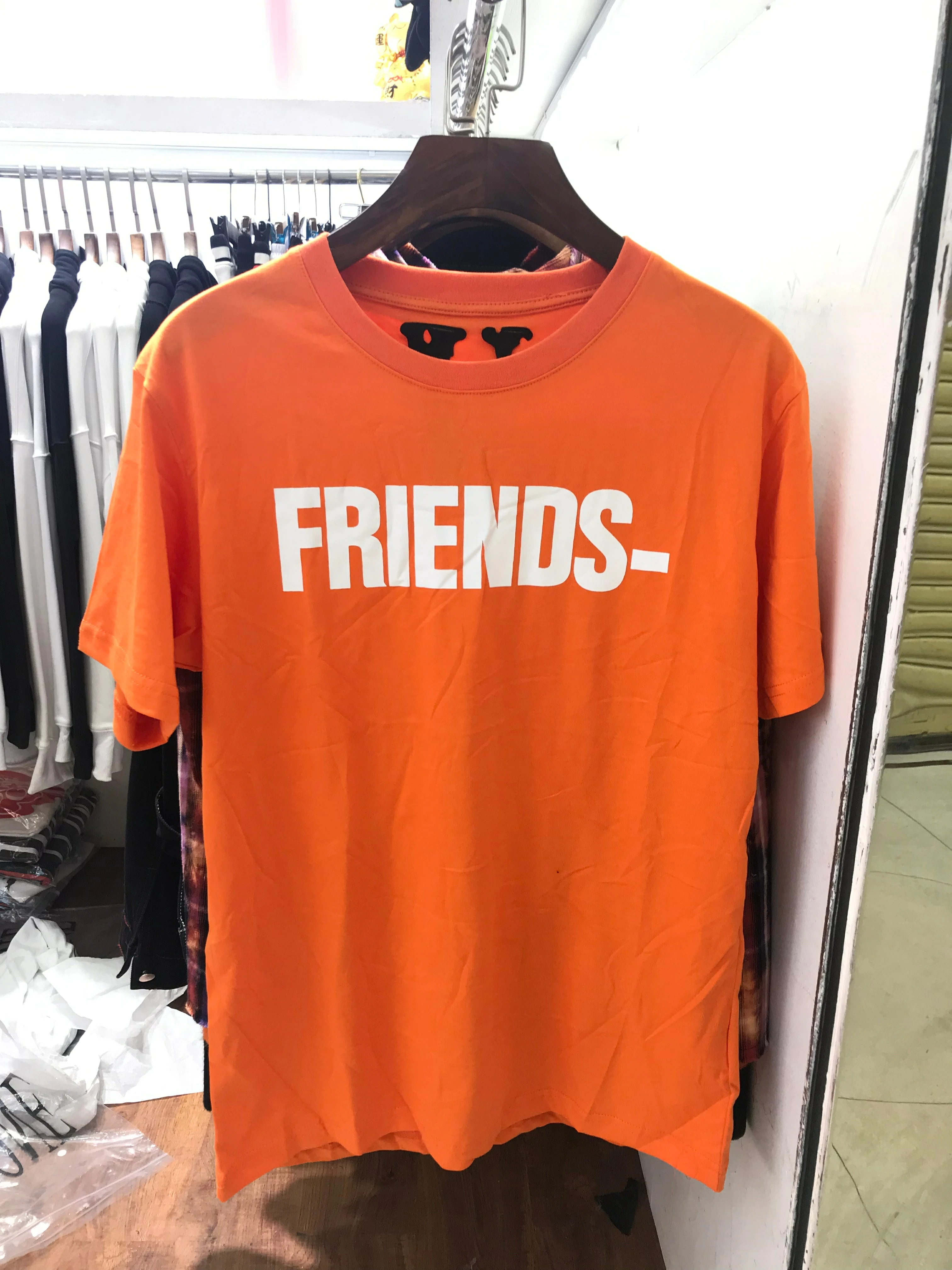 

VLONE Men / Women Couples Casual Trend High Street Fashion Loose HIP-HOP100% Cotton V Letter Printed Round Neck T-Shirt 1227