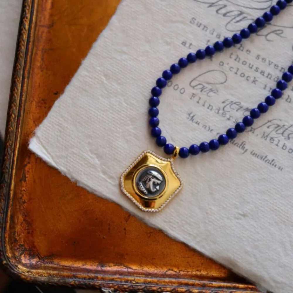 Цепочка с подвеской-монеткой в британском стиле