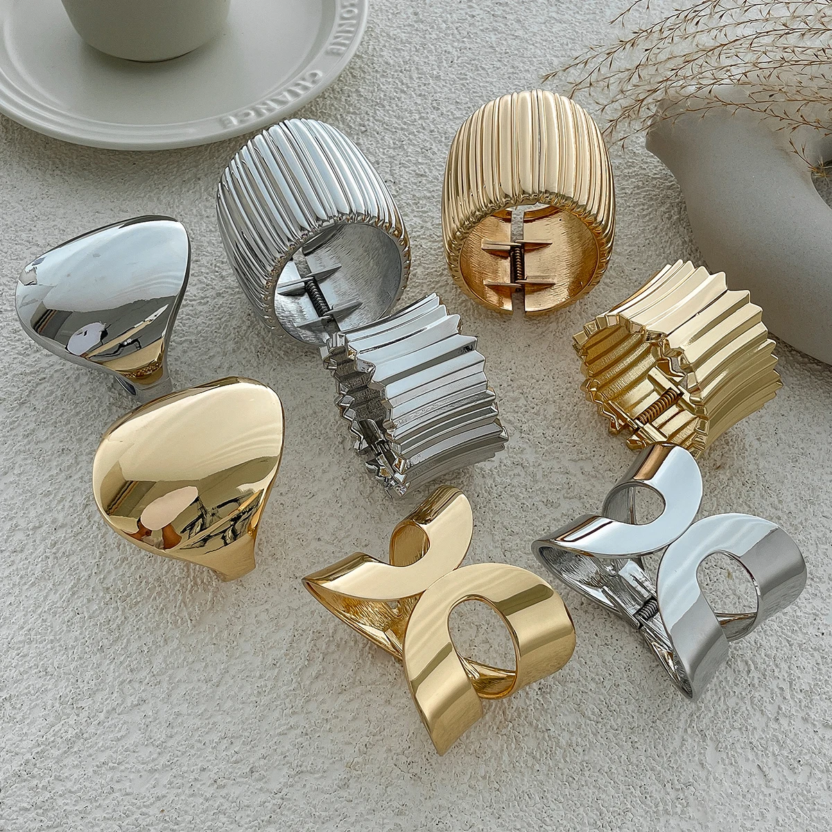 SHIXIN модный дизайн гладкий золотой цвет массивные пружинный браслеты для женщин