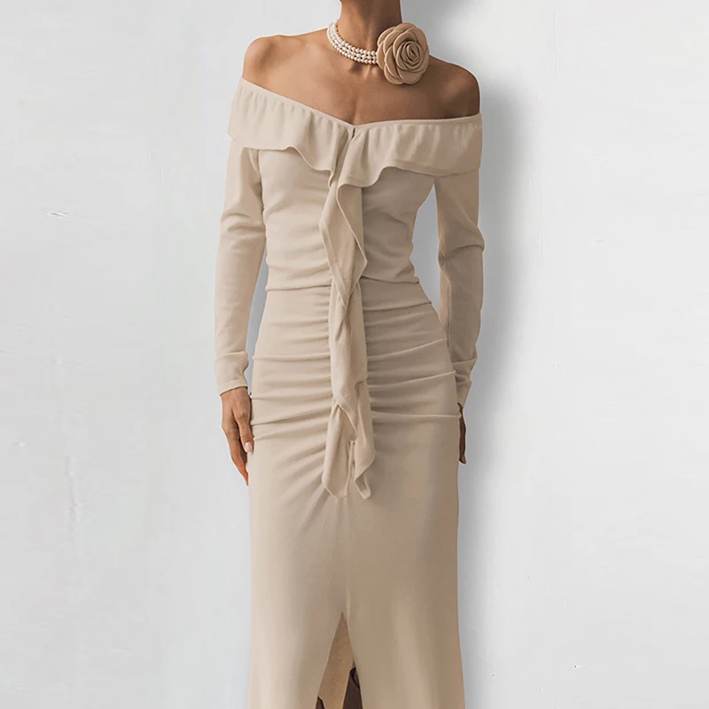 Женское вечернее платье с открытыми плечами и высокой талией