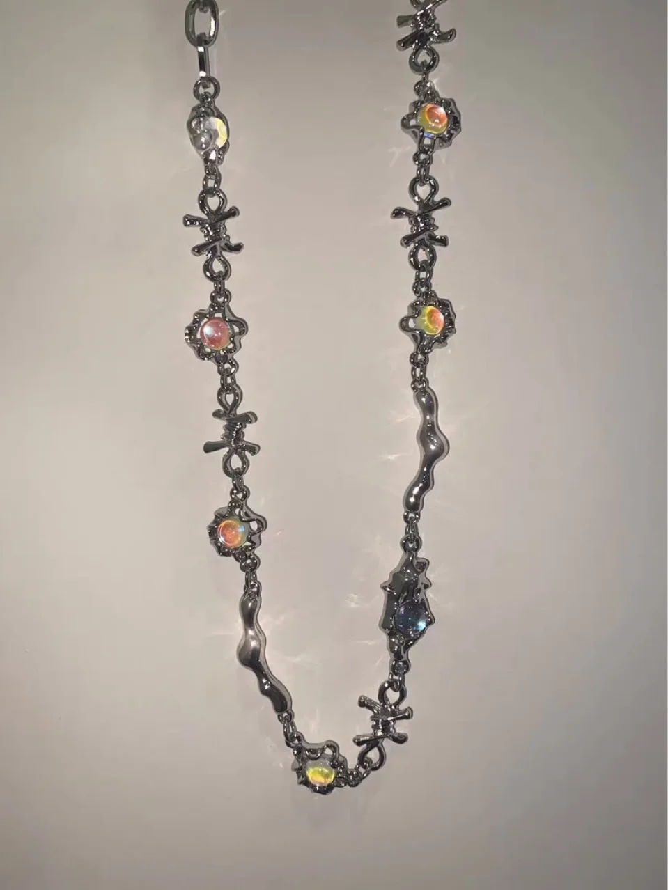 

Шипы светильник ый и роскошный жидкий Опал Камень Chaoku ожерелье для женщин индивидуальное ожерелье высокого уровня дизайн чувство небольшо...