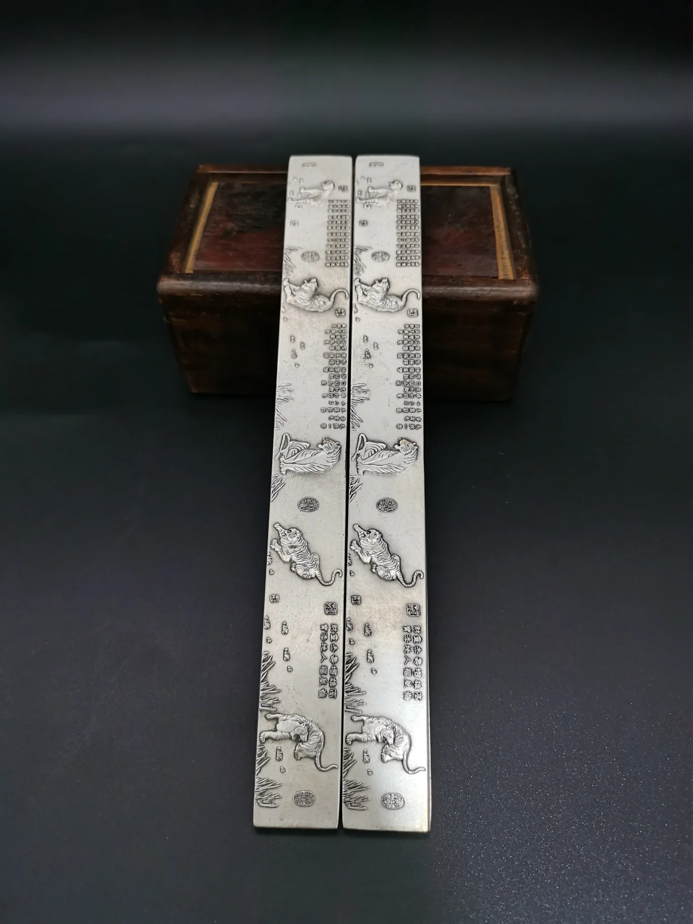 

Collect Chinese Elaboration Cupronickel Auspicious Lucky Wealth“Five-Tiger”Paper-Weight Metal Crafts Home Decoration
