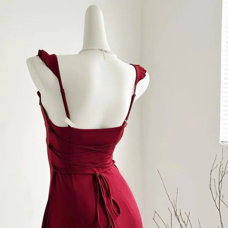 Однотонное нежное платье на бретелях с открытой спиной женское летнее средней и