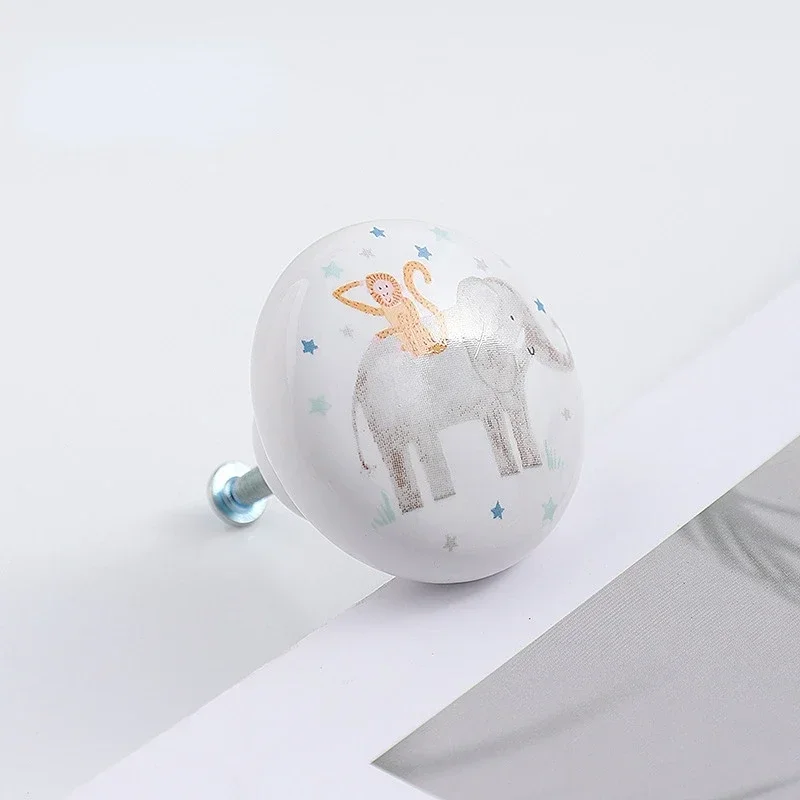 

Керамическая ручка для шкафа белая