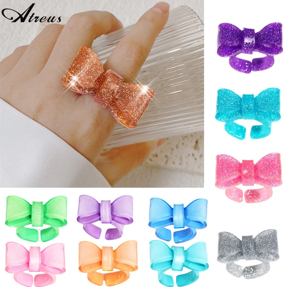 Массивное кольцо на палец с большим бантом украшенное искусственными камнями