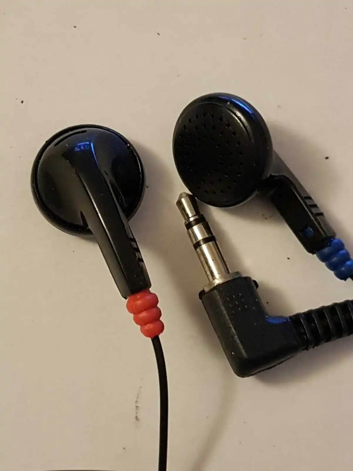 

NEW BLACK IN EAR HEADPHONES - GREAT SOUND - FOR ANDROID PHONES