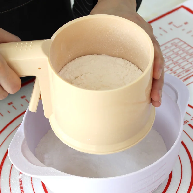 

Flour Sieve Filter Plastic Powder Cup Sugar Sieve Shaker Mechanical Mesh Shape Flour Kitchen Baking Tools Colanders