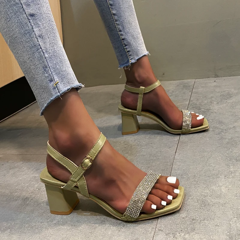 

Модные искусственные сандалии, женские туфли на высоком каблуке для банкета, летние универсальные сандалии из искусственной кожи на толстом каблуке с пряжкой
