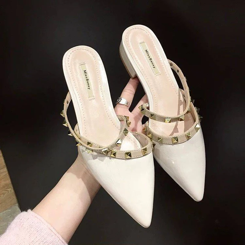 Босоножки женские с острым носком модные Гладиаторы полузаклепками белые