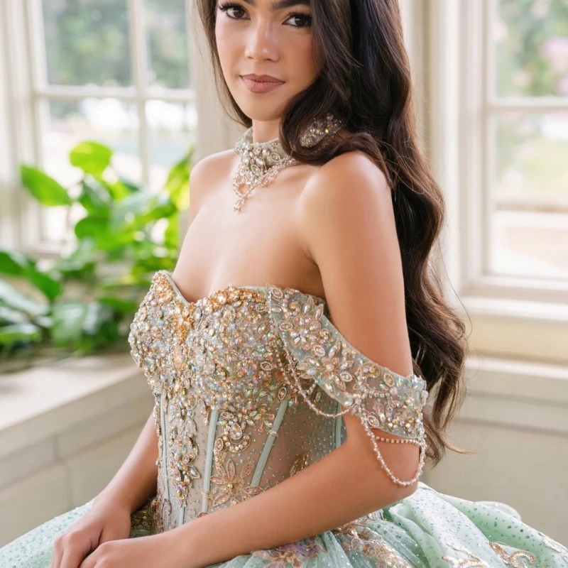 Фото Светло-зеленое блестящее бальное платье для Quinceanera с золотыми аппликациями, кружевом, бисером, кристаллами, бантом, тюлем, корсетом и открытыми плечами, для Sweet 16 №3