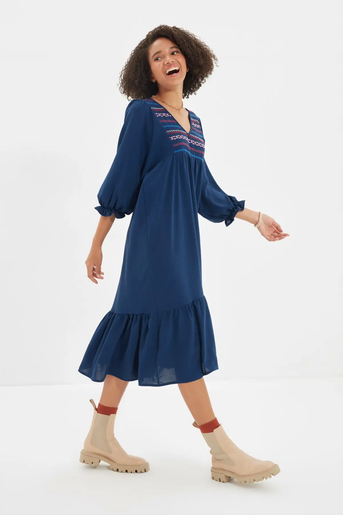 

Trendyol Embroidered V-Neck Dress TWOAW22EL0055