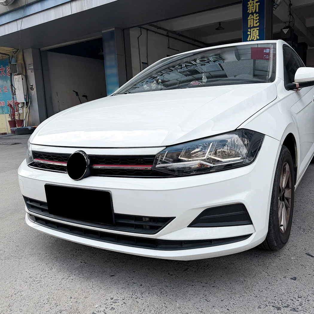 Фото Центральная решетка переднего бампера в стиле GTI для Volkswagen Polo MK6 2018-2021, верхняя решетка сотовой структуры, спортивные решетки переднего бампера. №4