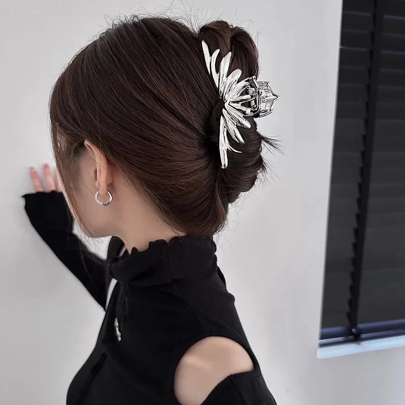 

2023 New Metal Wing Hair Claw Clip Girls Summer Fashion Cool Liquid Alloy Shark Clip Hairpin Headwear Hair Accessories for Women