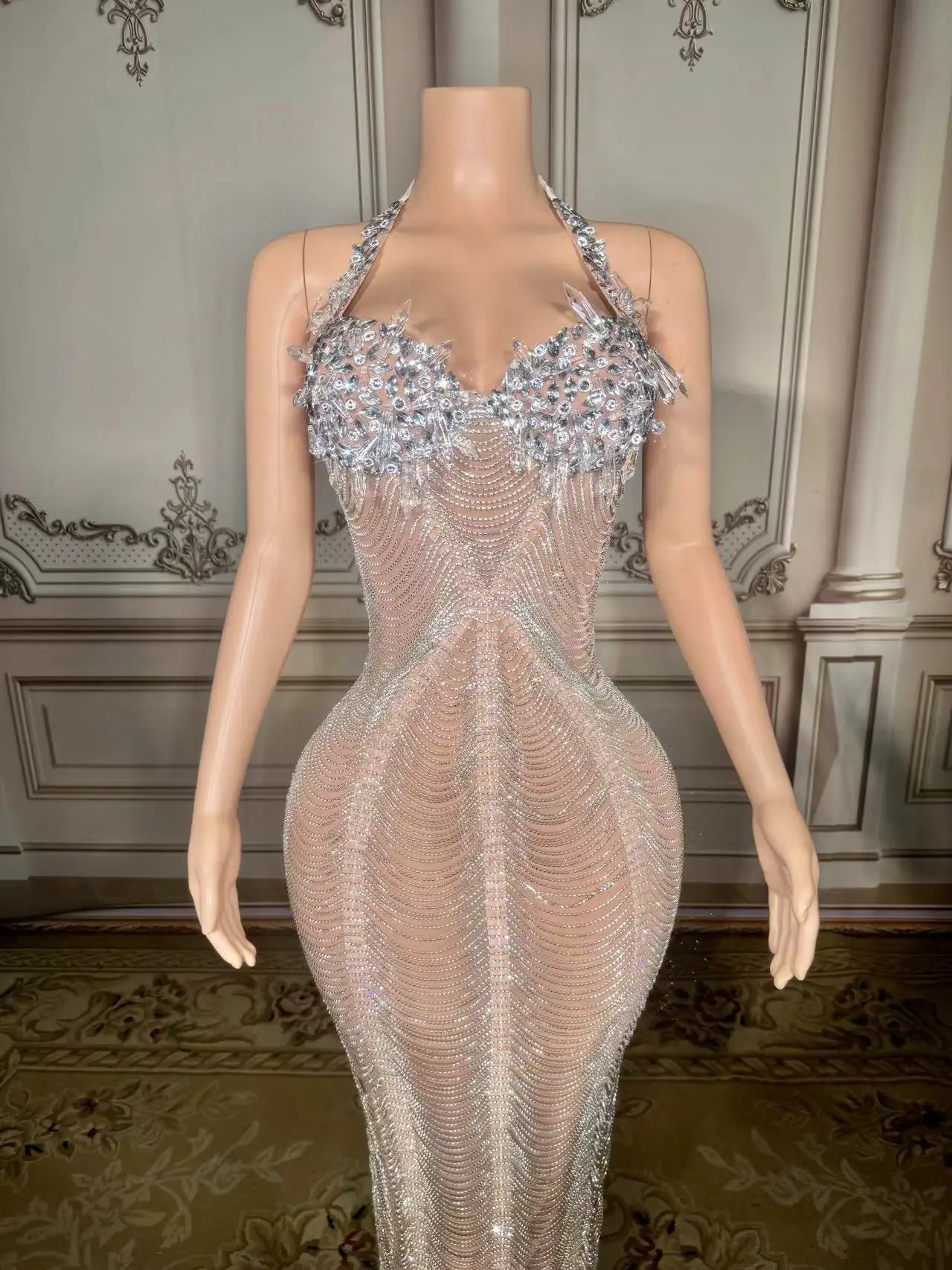 Длинное прозрачное Серебряное платье с кристаллами