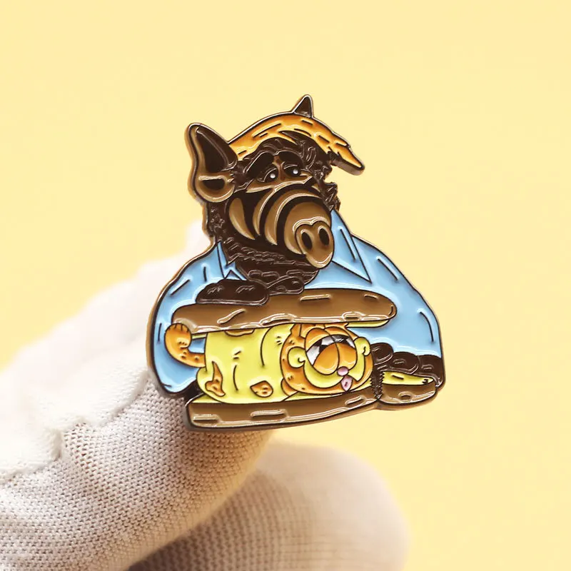 

XM-funny Cute anime cartoon brooch personalized pig head metal badge horror accessory pin interesting badge gift