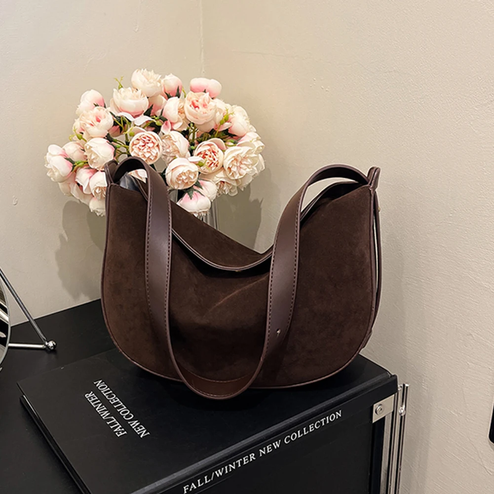 Женская замшевая сумка на плечо однотонная в форме полумесяца через с магнитной