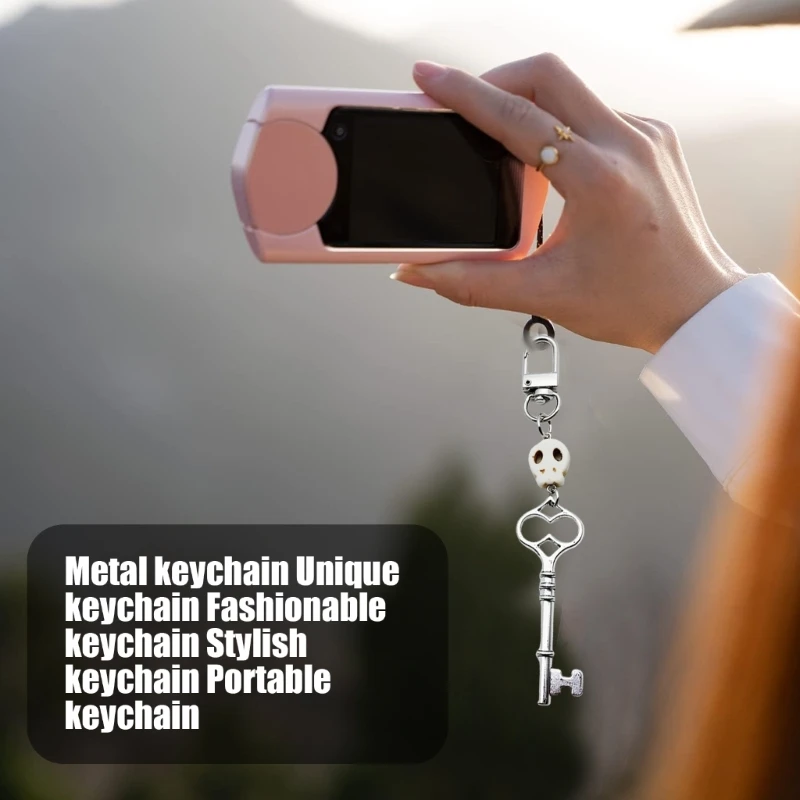 Стильный брелок с головкой-скелетом изящный в форме сердца для любителей моды