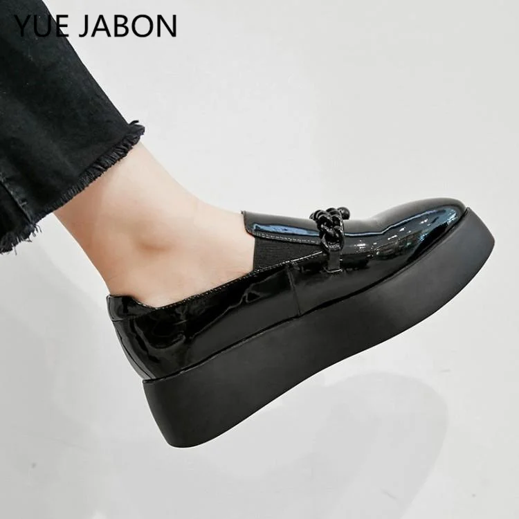 Кроссовки женские из лакированной кожи на цепочке повседневные лоферы платформе