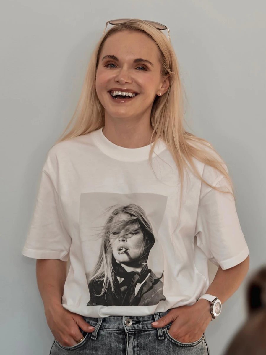 

Smoke Girl Nostalgic T-Shirts Woman 2023 Summer Cotton Casual Soft Tees Femme Vintage Classic 90's Graphic Tshirt Tops Chic