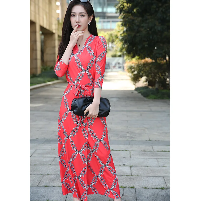 Женское приталенное платье Pg dvf2024 длинное красное с квадратным принтом в