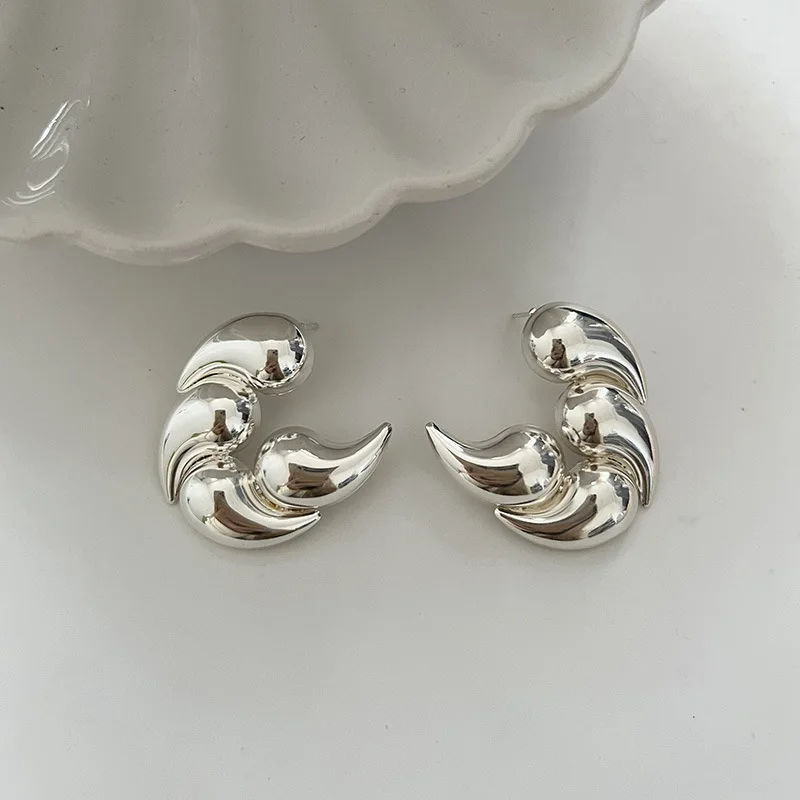 Женские серьги-гвоздики в виде капли воды