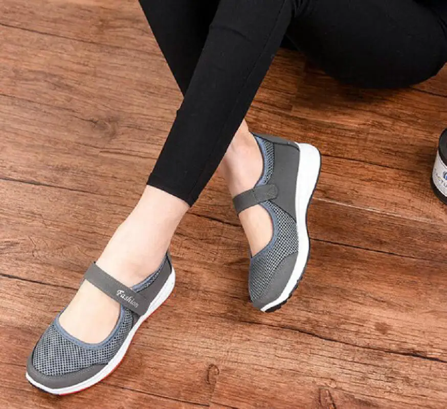 Hot selling elderly shoes summer sandals new hollow mother shoes travel outdoor mesh breathable sports casual shoes flat shoes