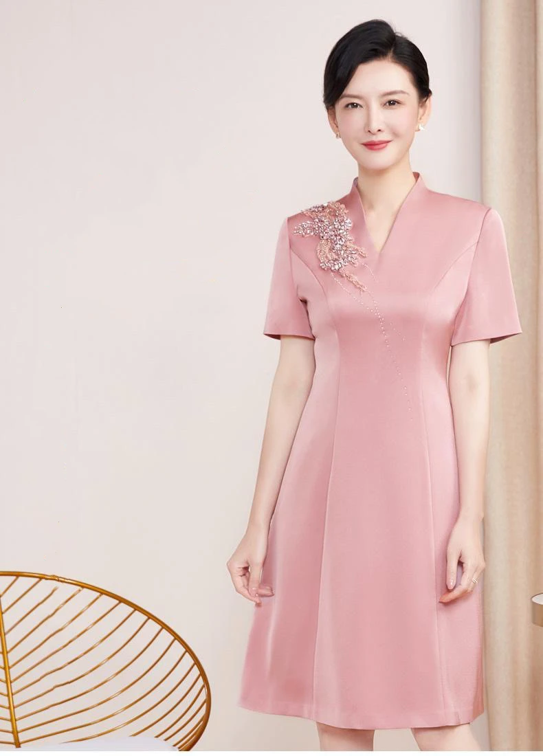 

Нежно-розовое платье для матери жениха ТРАПЕЦИЕВИДНОЕ ПЛАТЬЕ Чонсам с бисером и V-образным вырезом с короткими рукавами длиной до колена Свадебные вечерние женские платья Новинка