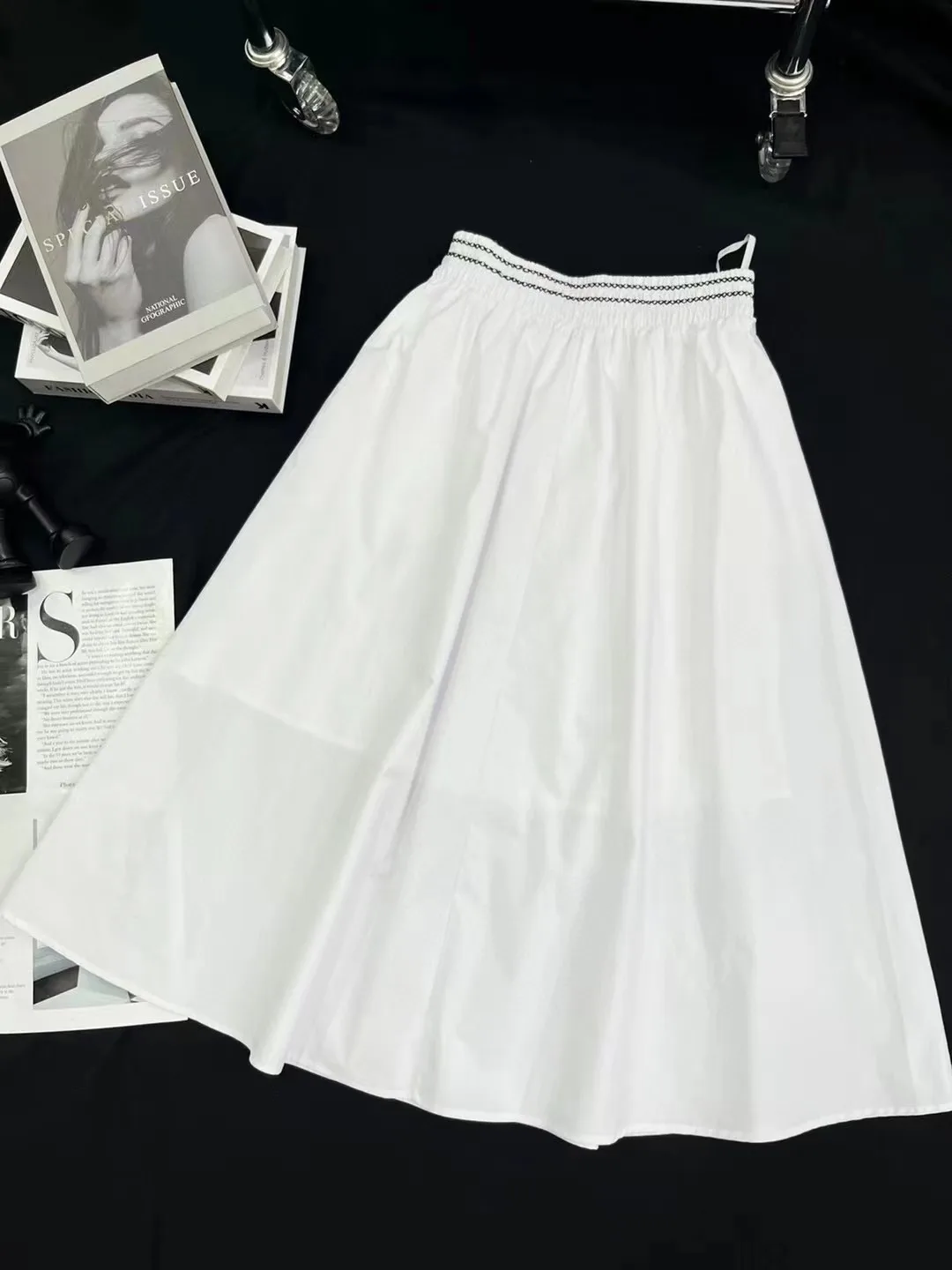 

2023 High Waist Skirt Spring/Summer Elegant Style Celebrity Style Contrast Elastic Letter Embroidery A-line Slim Versatile Skirt