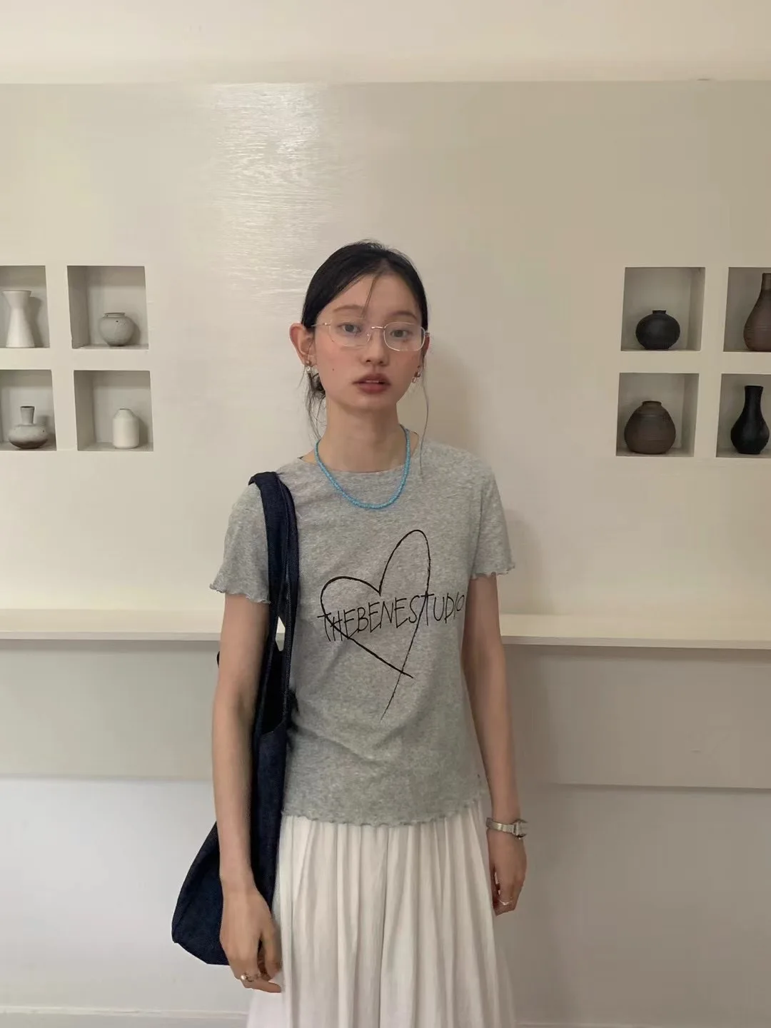 Женская футболка с коротким рукавом надписью на деревянном ухе