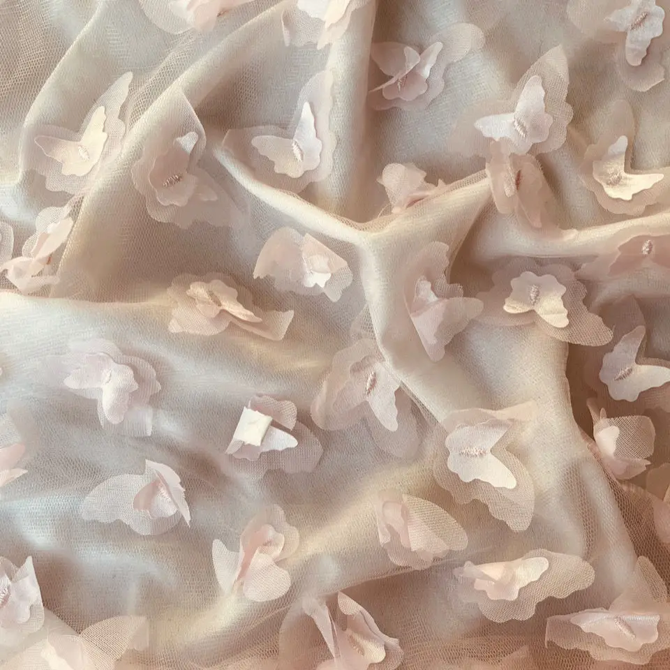 Двухслойная декоративная кружевная ткань с вышивкой в виде маленькой бабочки