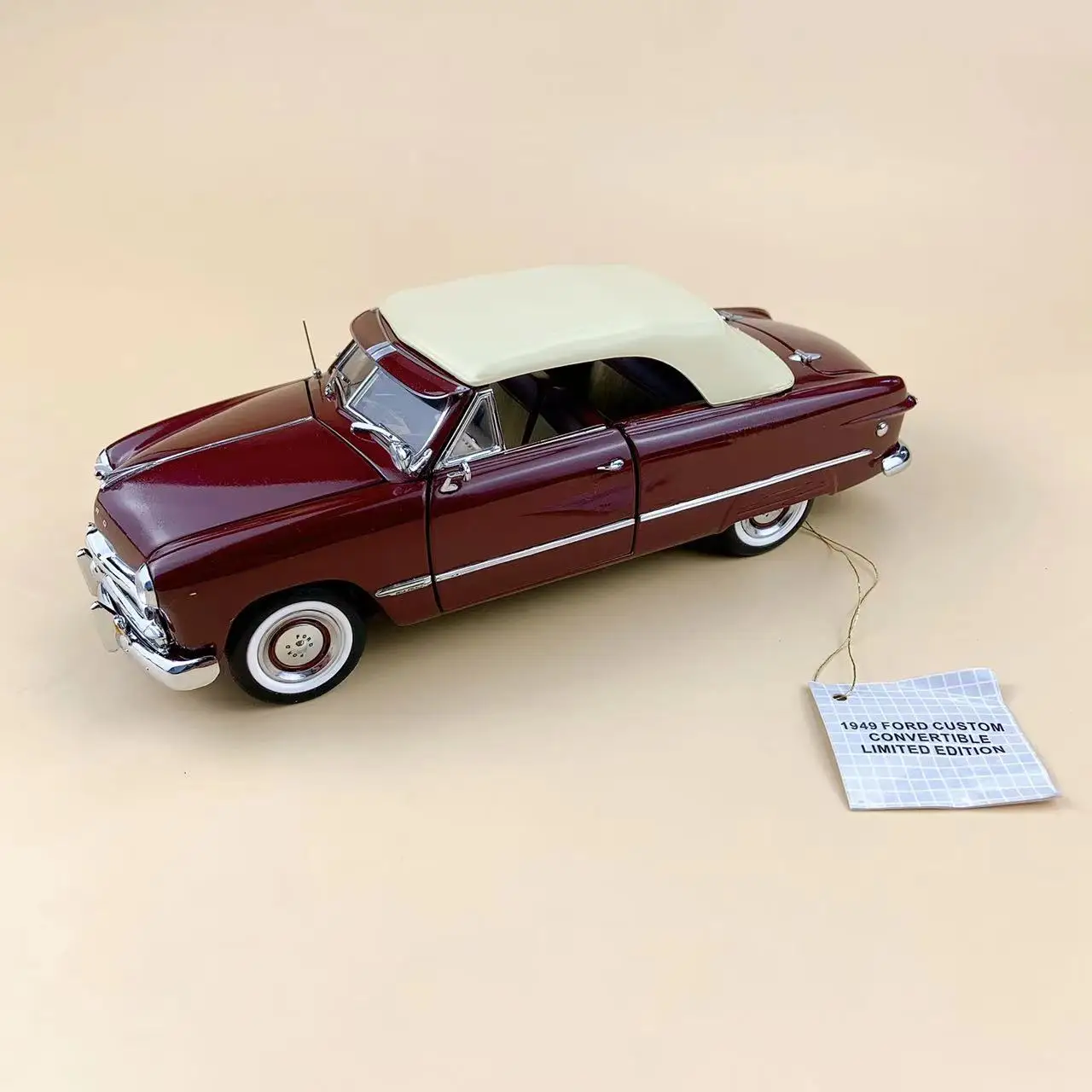

Модель автомобиля из сплава 1949 Франклин 1:24 для Ford Custom Convertible Ограниченная серия полностью открытая имитация металлическая статическая моде...