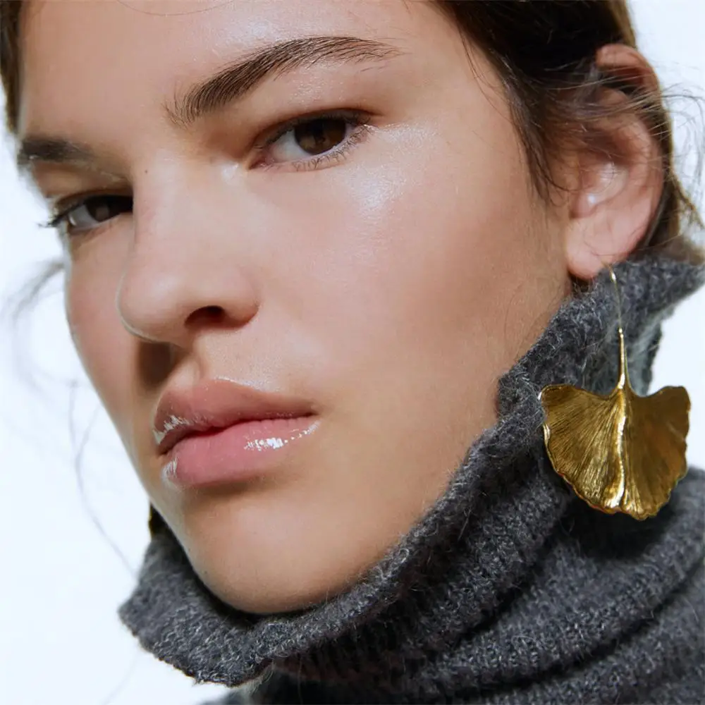 

Женские металлические серьги-подвески в виде листьев