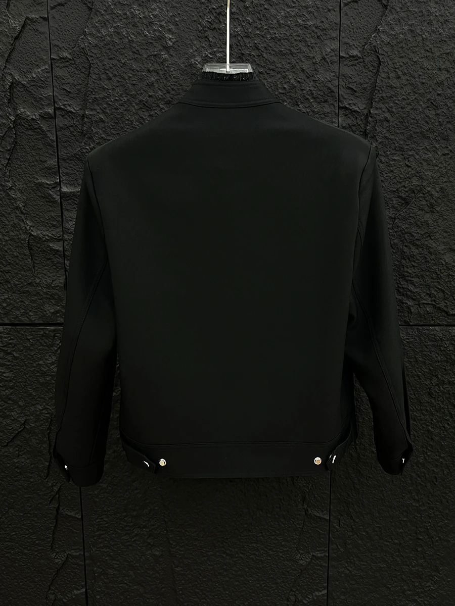 Осенняя куртка с косой грудью и коротким воротником-стойкой заклепками мужская