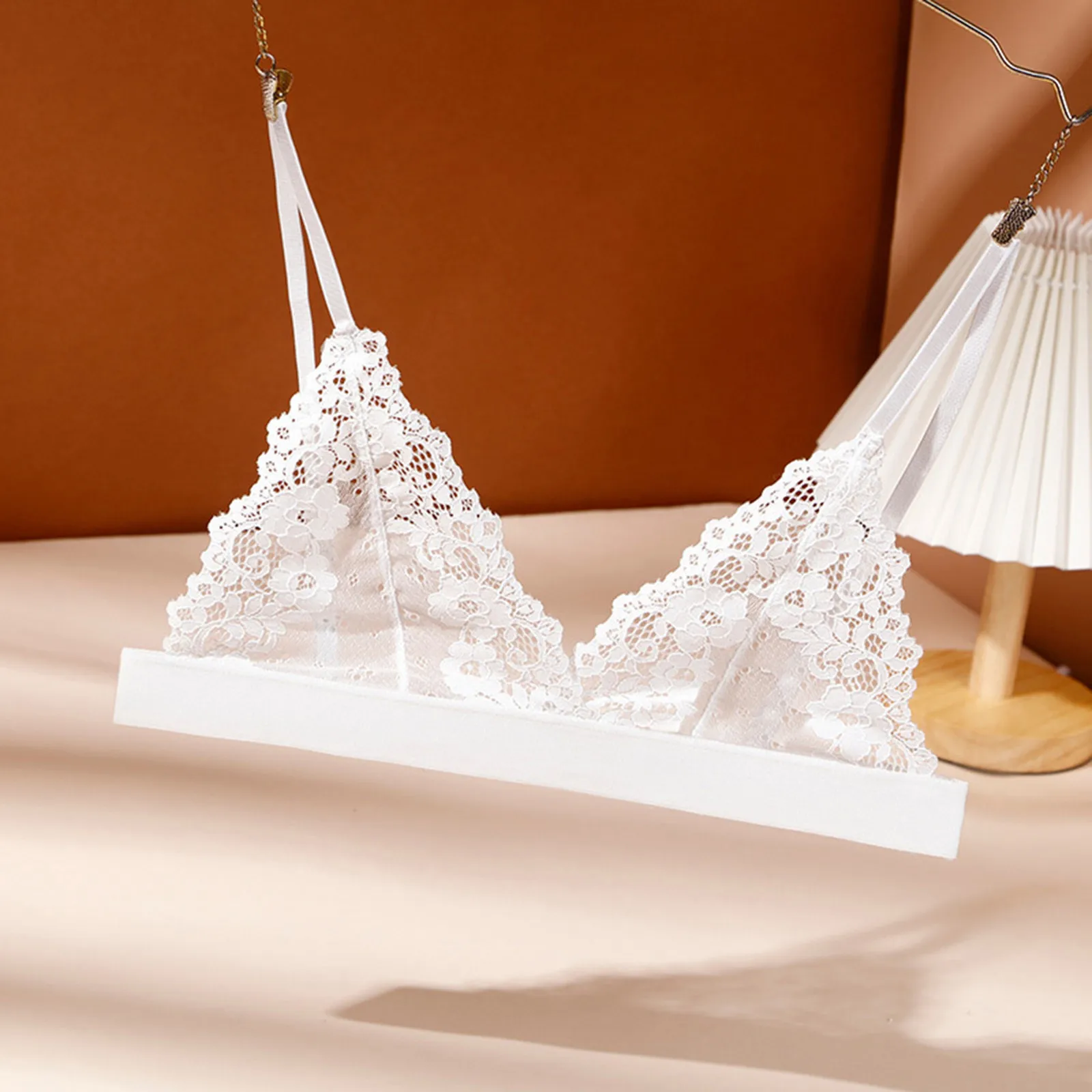 Кружевной бюстгальтер с глубоким вырезом