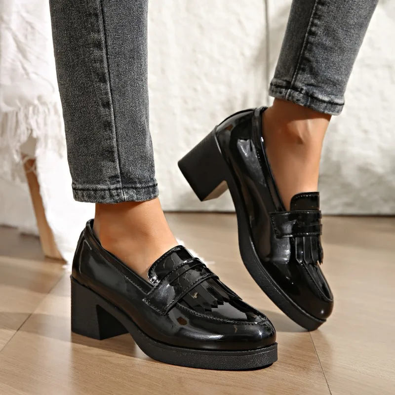 Женские лоферы из лакированной кожи 2024 модные туфли-лодочки на среднем каблуке с