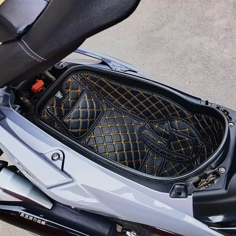 Фото Для KYMCO AK550 мотоцикла из искусственной кожи, задний багажник, вкладыш, защита сиденья мотоцикла, ковш, коврик для мотоцикла KYMCO AK550 №5