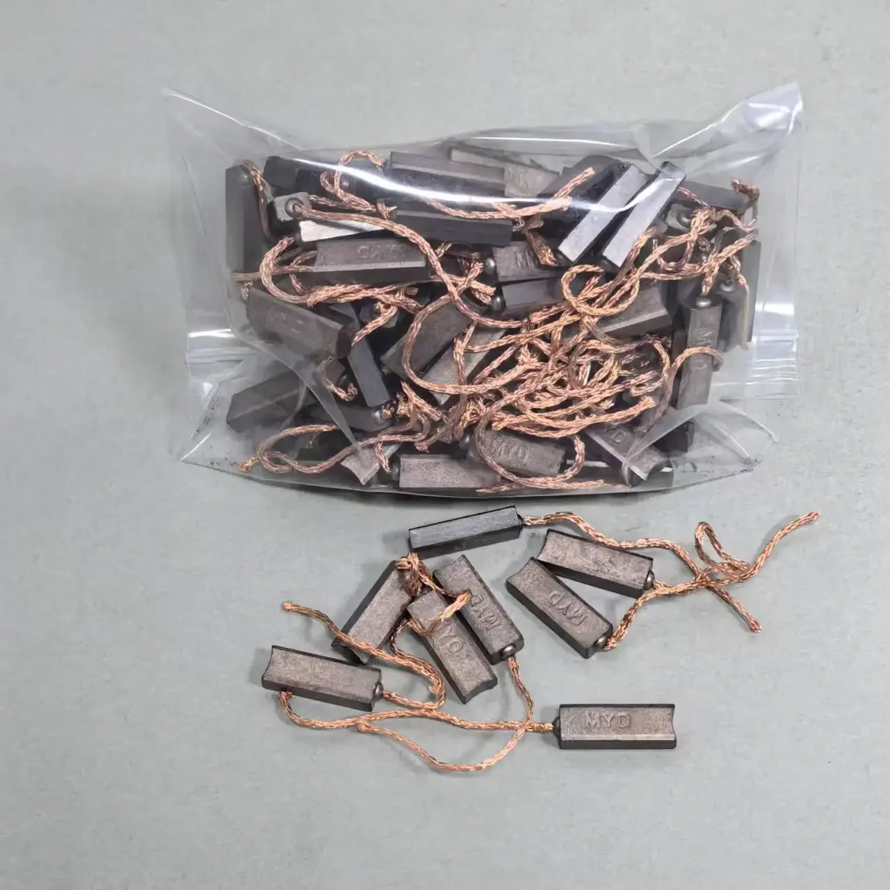 

100 шт. для автомобильного генератора Valeore, угольная щетка 4,5*6,5*20 мм, высокая медь, износостойкие автоаксессуары