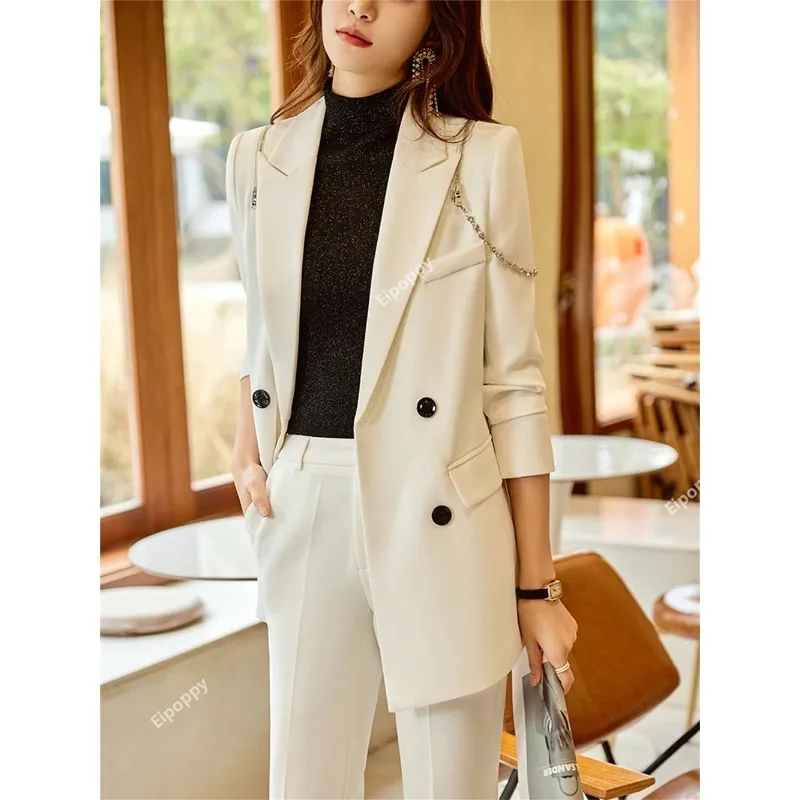 Женский деловой костюм из двух предметов