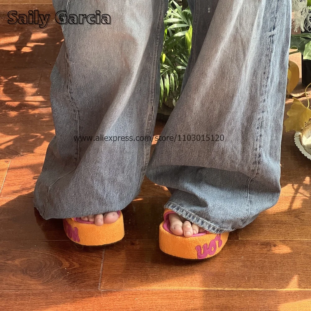 Шлепанцы на танкетке с открытым носком уличные тапочки ремешком для одно слово