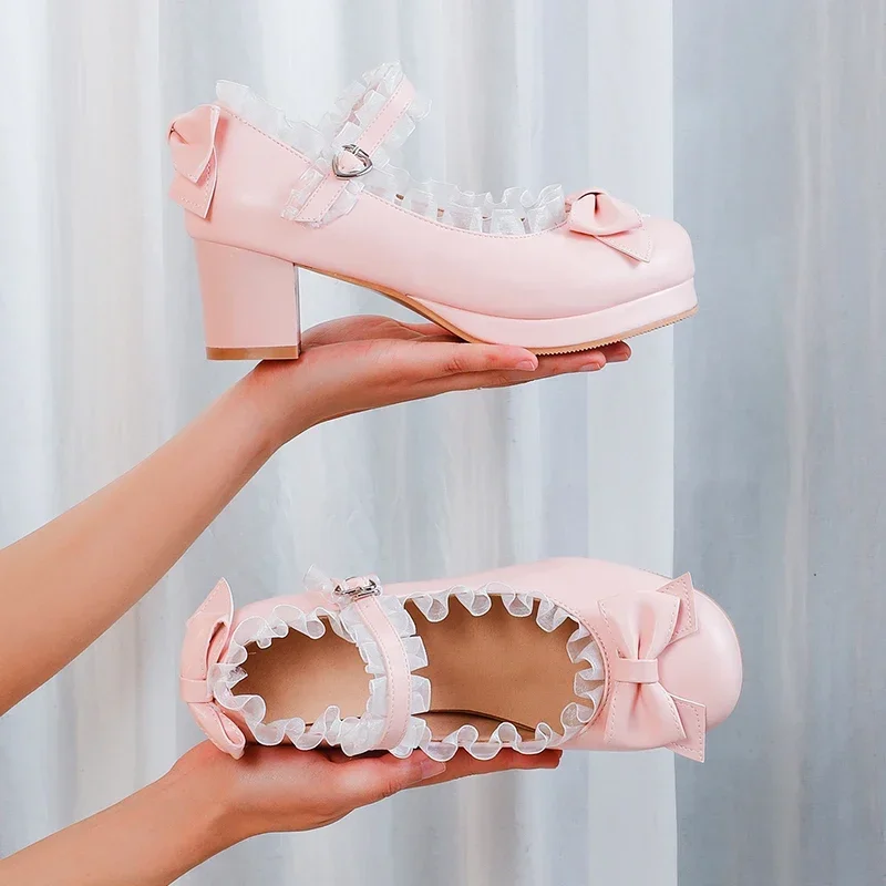 Рисунок 2 - Туфли женские с кружевными краями