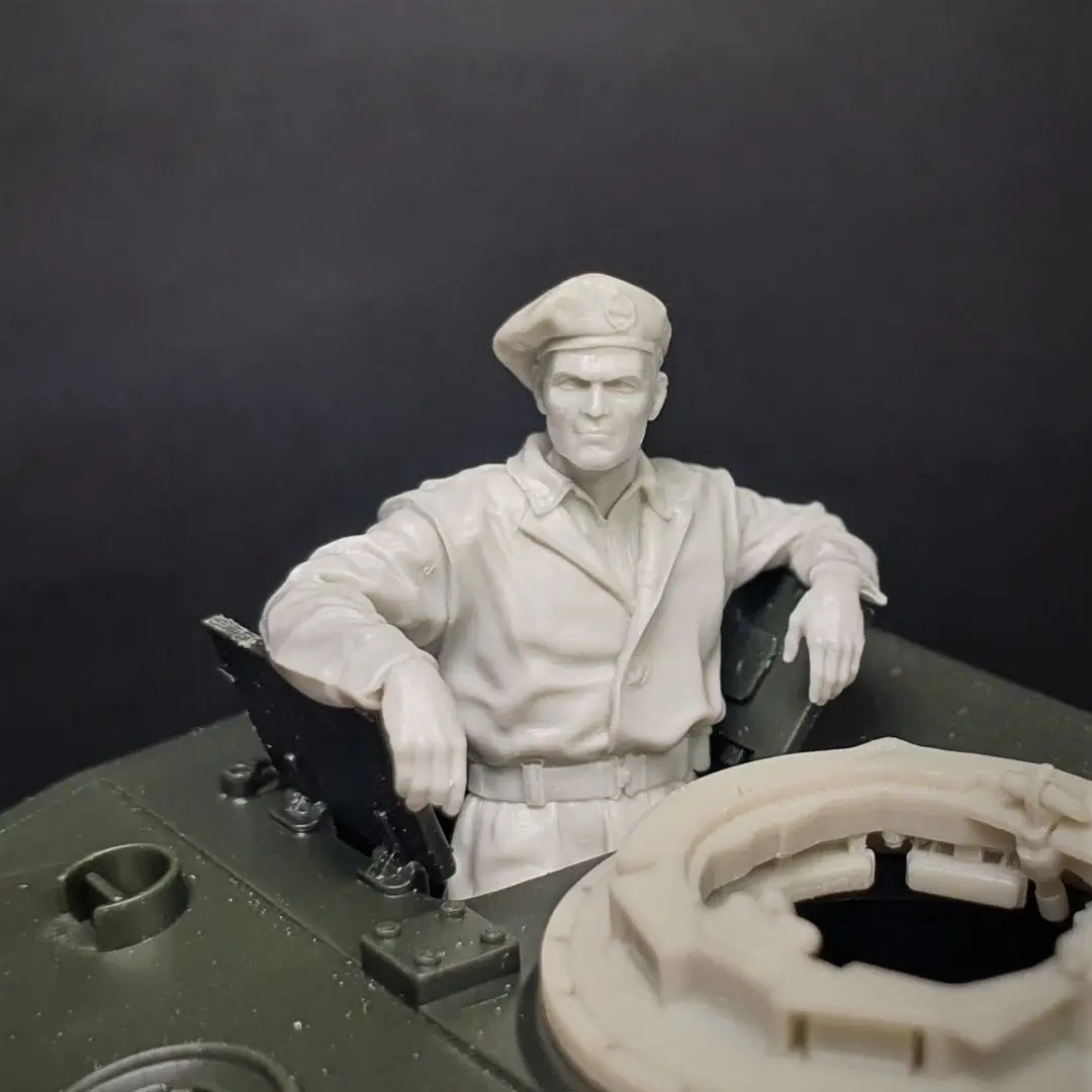 

Resin Soldier GK Figurine 1/35 Scale Figure Model Kit WWII US Tanker (without Armored Vehicle) Unassembled and Unpainted