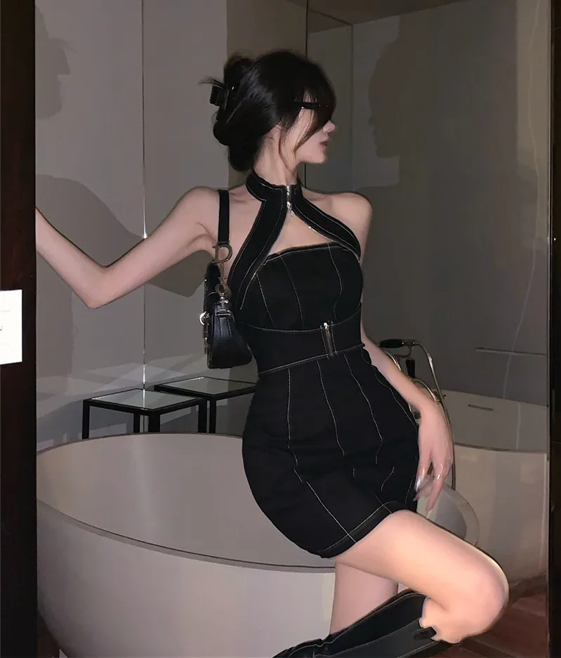 Женское джинсовое мини-платье с лямкой на шее без рукавов